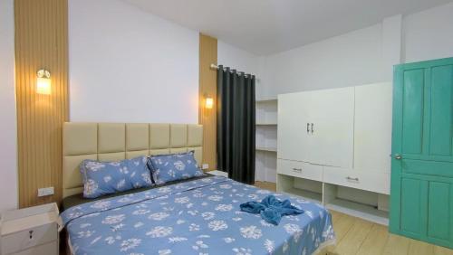 una camera con letto blu e armadio blu di Casa de la Siesta - BNB set up a Ban Nasap