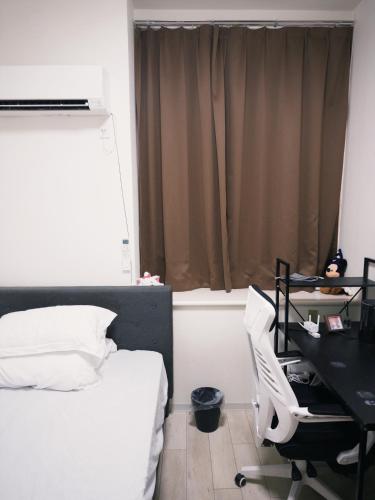a bedroom with a desk and a bed and a desk and chair at D Regalo in Ichikawa