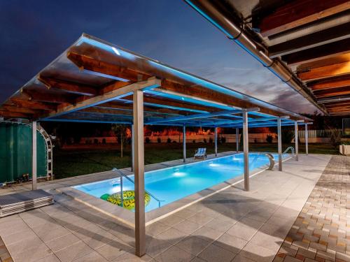 Holiday Home Neoric with Heated Pool