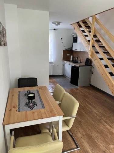 a kitchen and dining room with a table and chairs at Apartamenty u Jakubika in Krynica Zdrój