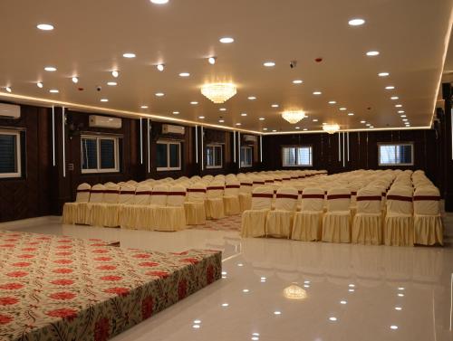 Posezení v ubytování PSK INN by Lalitha Group