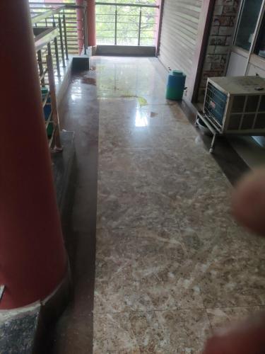 Habitación con suelo de mármol en Hotel Nikunj, en Bahādrābād