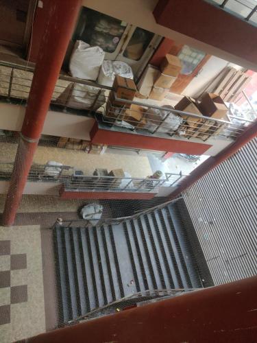 una vista aérea de una habitación con una habitación en Hotel Nikunj, en Bahādrābād