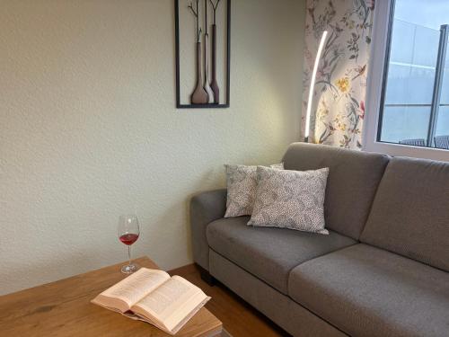 Χώρος καθιστικού στο Kamin-Apartment Bodanum mit eigener Terrasse - naturnahe Ortsrandlage - VDSL - 10 min zum Nürburgring