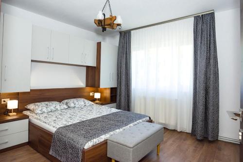Un dormitorio con una cama y una ventana grande en Apartment in Odorheiu Secuiesc, en Văleni
