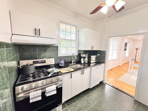 Cucina o angolo cottura di DC Getaway Cozy 4BR Oasis by Metro and Airports