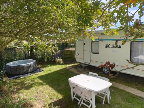 Caravane avec spa privatif en campagne