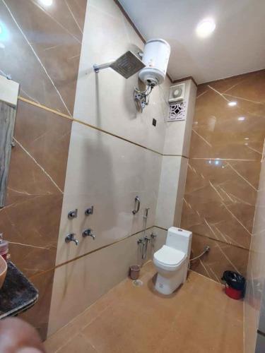 Ein Badezimmer in der Unterkunft prabh aasra