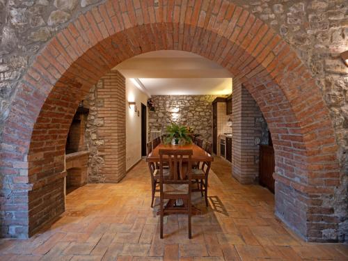 an archway in a kitchen with a table and chairs at Mansion in Prodo near Lake Bolsena in Prodo