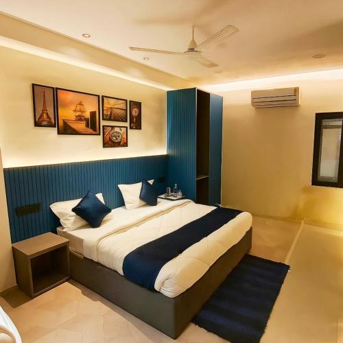 ハリドワールにあるHotel Aryan Innの青い壁の大きなベッドのある寝室