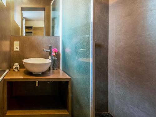 a bathroom with a sink and a shower at Spa Cottage in Fagnes in Waimes