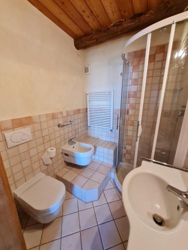 Koupelna v ubytování La Ca' 'd Pera, casale immerso nella natura