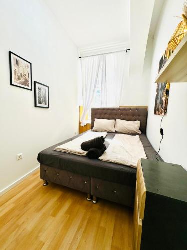 Ένα ή περισσότερα κρεβάτια σε δωμάτιο στο Beautiful Stay, 10BR Shared Apartment Flat 8 Mins Rathausplatz