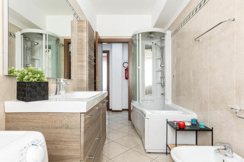 Ένα μπάνιο στο Lovely apartment 15m from Duomo M1