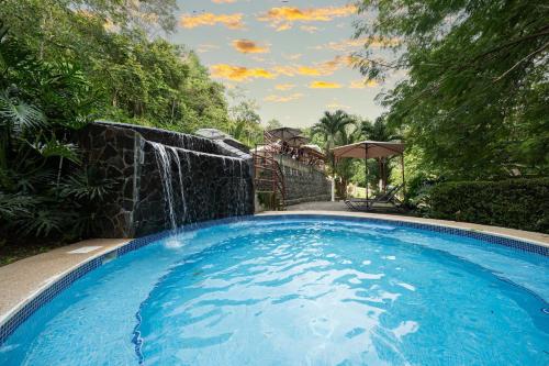 Бассейн в Casa Los Higos Malaga Condominios или поблизости