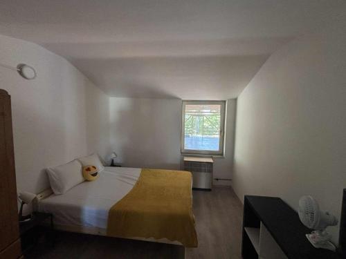 a bedroom with a bed and a window at Peresi paradicsom in Mezőtúr