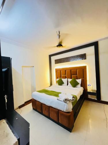 Una cama o camas en una habitación de Hotel Sun Floower Inn