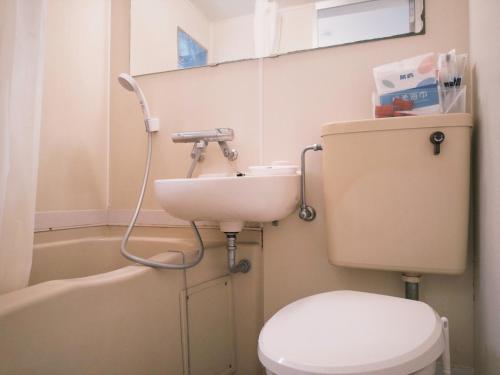 y baño con lavabo, aseo y bañera. en D Regalo - Vacation STAY 35963v, en Tokio