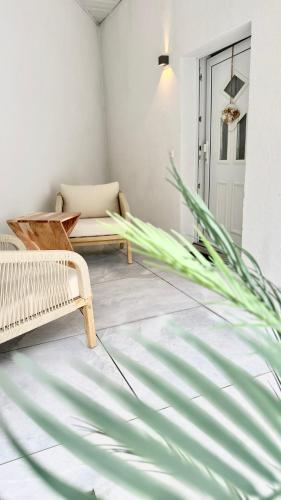 a living room with a bench and a door at Stilvolle Ferienwohnung in Immenstadt zentral & mit Parkplatz in Immenstadt im Allgäu