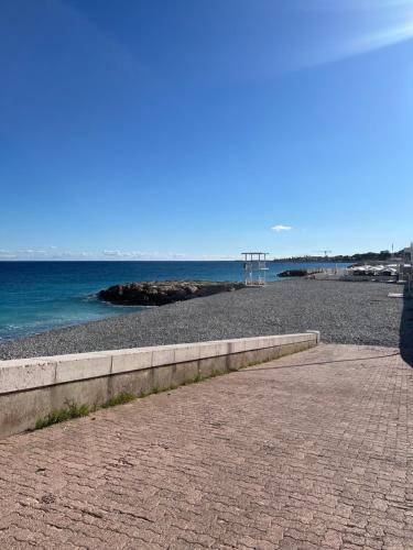 Le soleil niçois , proche mer et aéroport