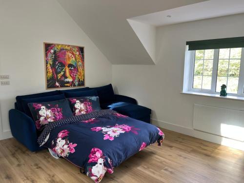 ヘンソルにあるApple Tree Apartmentのベッドルーム1室(青いベッド1台付)