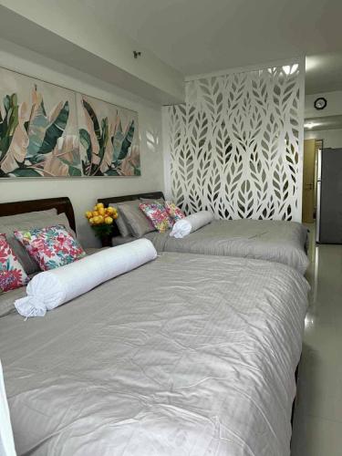 uma cama grande num quarto com em Taal Lake View Condo in Tagaytay em Kaybagal