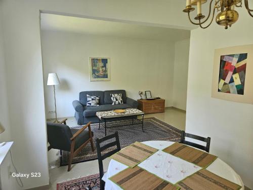 una sala de estar con una mesa y un sofá en Ganze Wohnung mit Garten, en Bremen