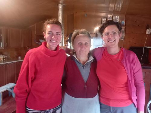 a group of three people standing in a kitchen at GuestHouse Ellie- Elisabeth in Adishi
