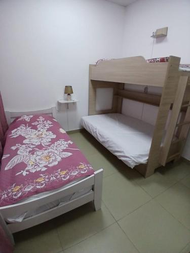 Ένα ή περισσότερα κρεβάτια σε δωμάτιο στο KASPI HOSTEl