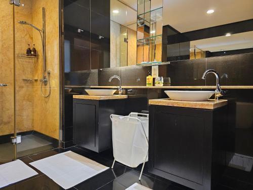 Un baño con dos lavabos y una ducha. en Resort Style Haven 3BR6pax St Mary KLCC Twin Towers View, en Kuala Lumpur