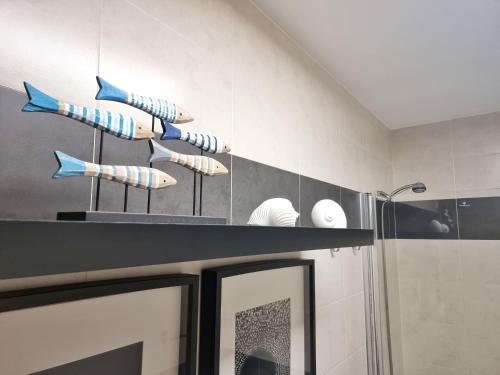 a shelf with some fish on it in a bathroom at Marusía Home, playa Langosteira in Fisterra