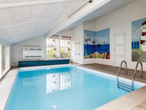 una gran piscina de agua azul en una habitación en 8 person holiday home in Bindslev-By Traum, en Bindslev