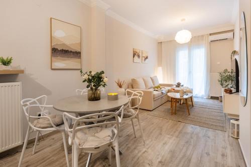Stylish Renovated 2BR Near Metro & Sea