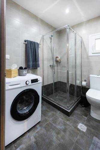 Stylish Renovated 2BR Near Metro & Sea