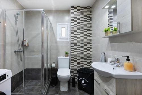 Stylish Renovated 2BR Near Metro & Sea