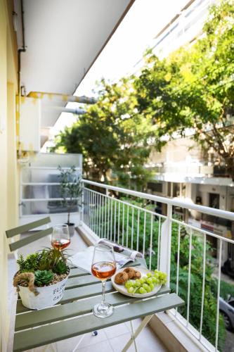 Stylish Renovated 2BR Near Metro & Sea