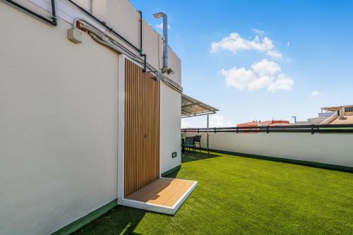 ベシンダリオにあるCity Hub Stayの草の建物側の扉