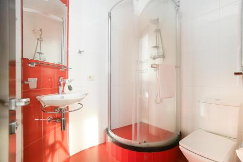 埃里温Katsin Building ! 3 Bedroom Luxury Apartment with 2 Bathrooms!的带淋浴、马桶和水槽的浴室