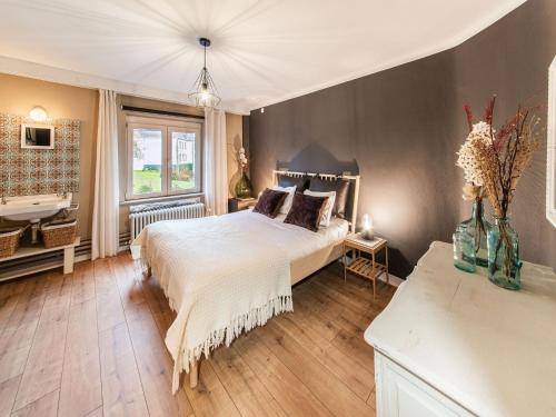 Katil atau katil-katil dalam bilik di Group House in Belgium with Large Garden