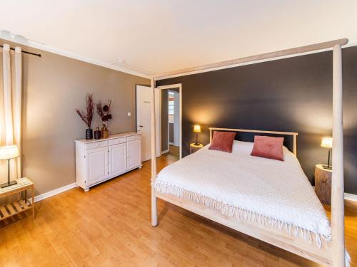 Katil atau katil-katil dalam bilik di Group House in Belgium with Large Garden
