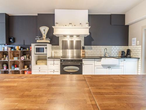 Dapur atau dapur kecil di Group House in Belgium with Large Garden