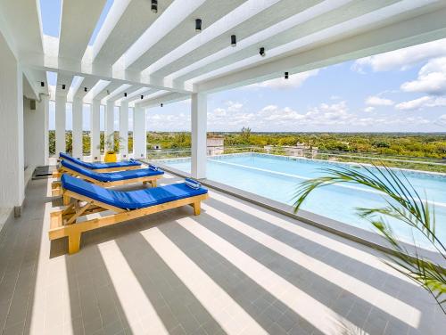 Una piscina cubierta con tumbonas azules y una piscina. en Marikeka Hotel, en Galu