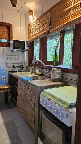 Køkken eller tekøkken på Moana Flat bungalow térreo pertinho da praia