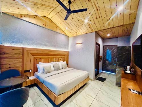 Cama o camas de una habitación en Hotel On The Edge Top Rated & Awarded Property