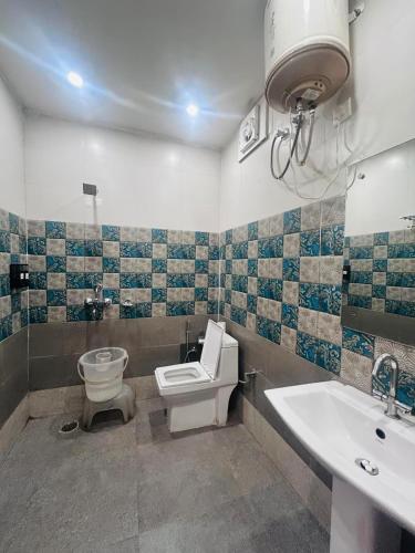 Un baño de Hotel On The Edge Top Rated & Awarded Property