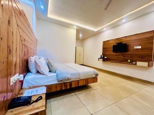 Cama o camas de una habitación en Hotel On The Edge Top Rated & Awarded Property