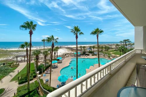 Vom Balkon eines Resorts genießen Sie Pool- und Strandblick. in der Unterkunft BeachClub A406-3bed3.5 New Rental-Beachfront condo in Gulf Shores