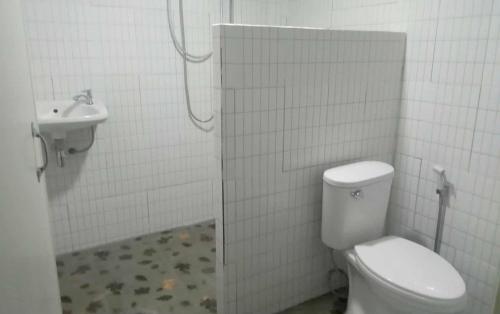 a bathroom with a toilet and a sink at private house khlongnin in Phra Ae beach