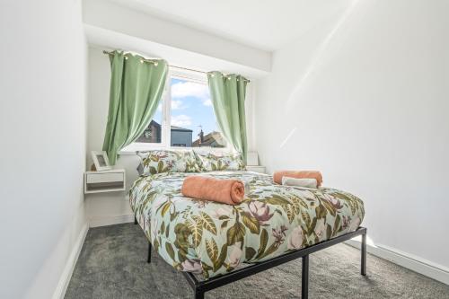 a bedroom with a bed and a window at Long-Stay Ready in NG13 Bungalow, sleeps 6 in Bingham