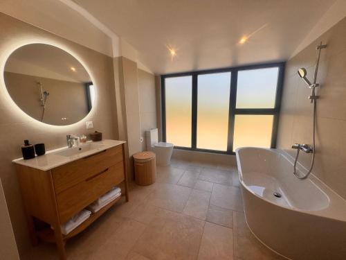 Ένα μπάνιο στο Superbe Villa Arià avec piscine chauffée